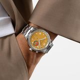 Nomos Uhr mit Weltzeit-Angabe und senffarbenem Zifferblatt