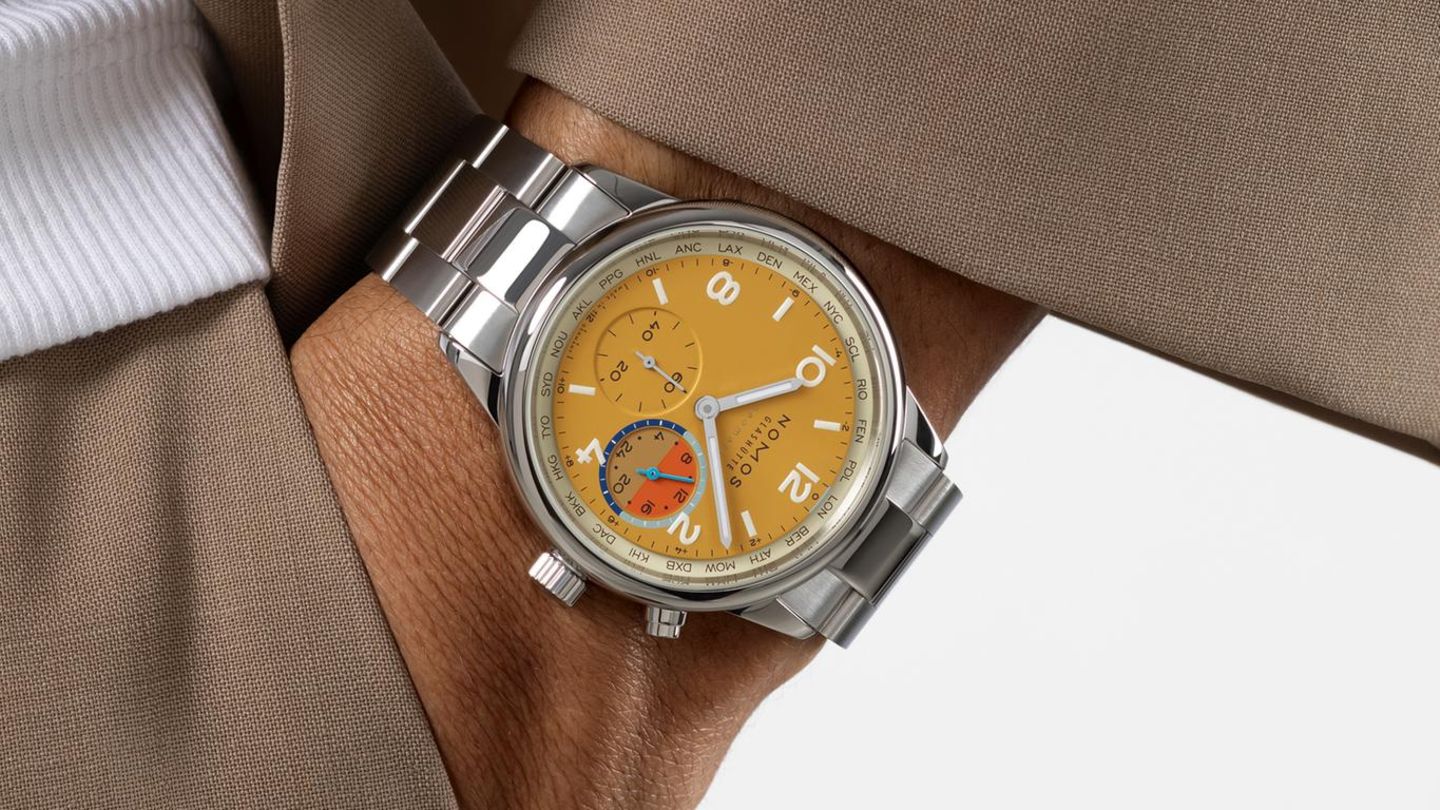 Nomos Uhr mit Weltzeit-Angabe und senffarbenem Zifferblatt