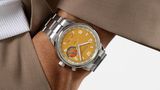 Nomos Uhr mit Weltzeit-Angabe und senffarbenem Zifferblatt