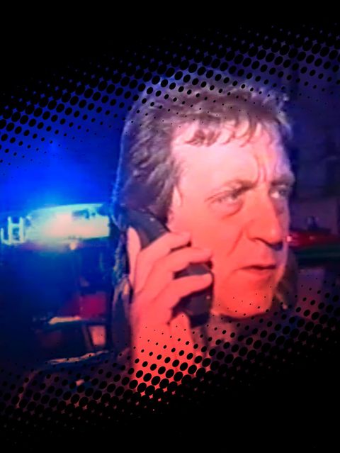 Alexander Luchterhandt telefoniert mit einem Mobiltelefon