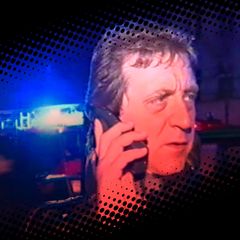 Alexander Luchterhandt telefoniert mit einem Mobiltelefon