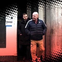 Montage zeigt zwei Männer, die eine Polizeidienststelle verlassen