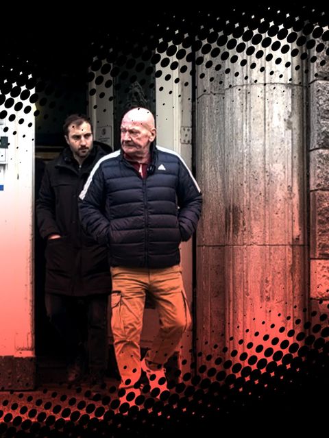 Montage zeigt zwei Männer, die eine Polizeidienststelle verlassen