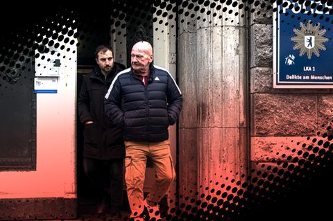 Montage zeigt zwei Männer, die eine Polizeidienststelle verlassen