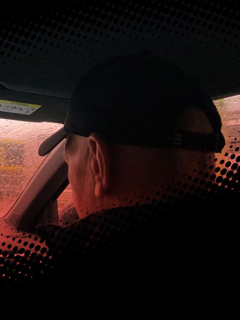 Montage zeigt einen vom Rücksitz aus fotografierten Beifahrer im Auto