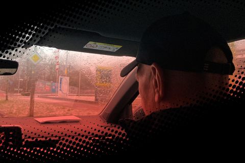 Montage zeigt einen vom Rücksitz aus fotografierten Beifahrer im Auto