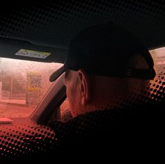 Montage zeigt einen vom Rücksitz aus fotografierten Beifahrer im Auto