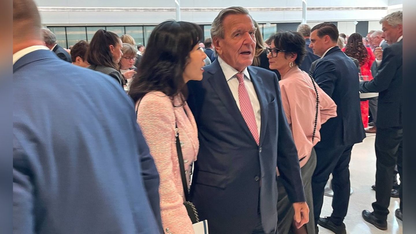 Chancellor Gerhard Schröder: He shows himself again in public