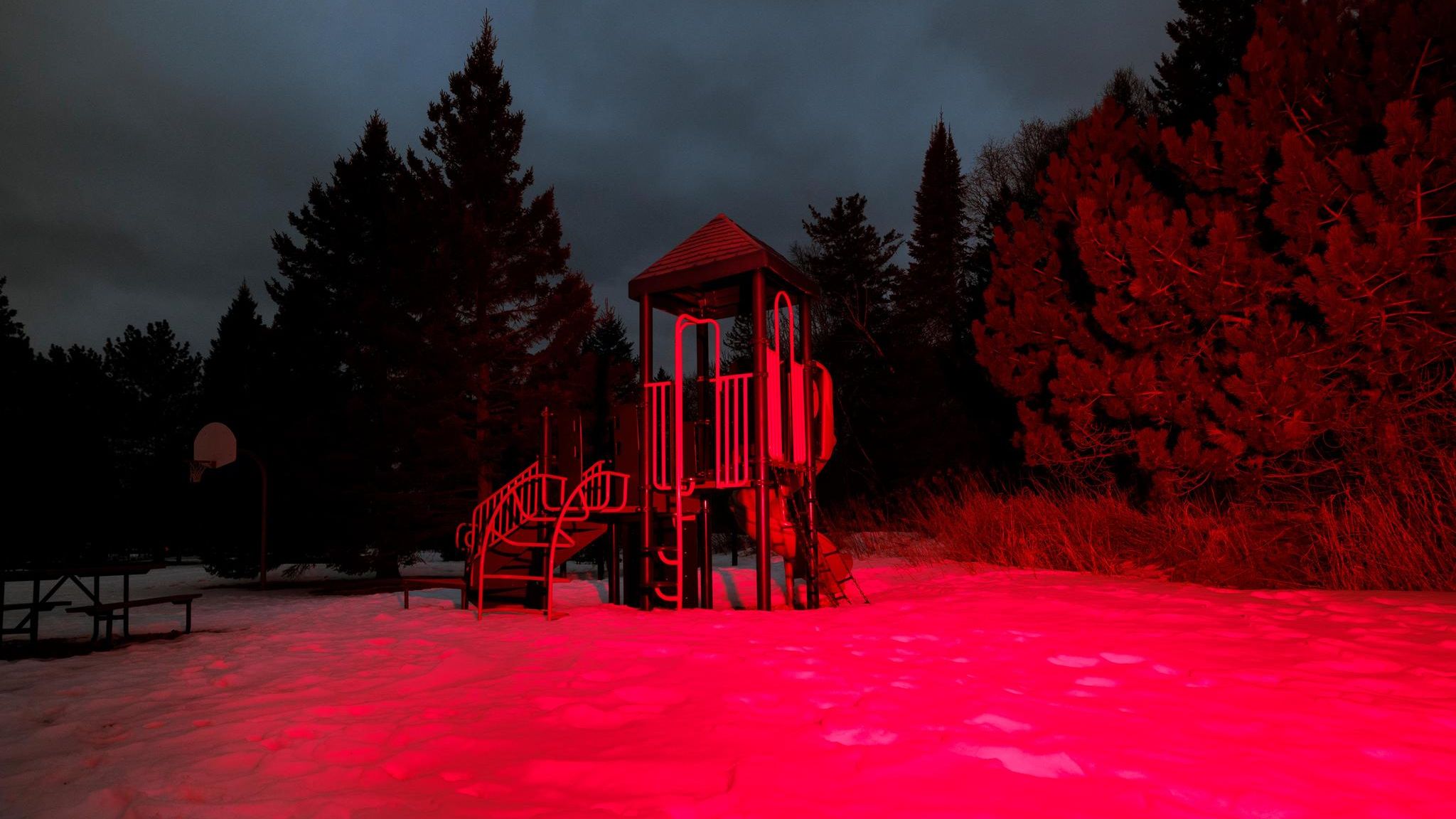 Spielplatzs im Stadtpark von Grand Marais, Minnesota. Rot beleuchtet