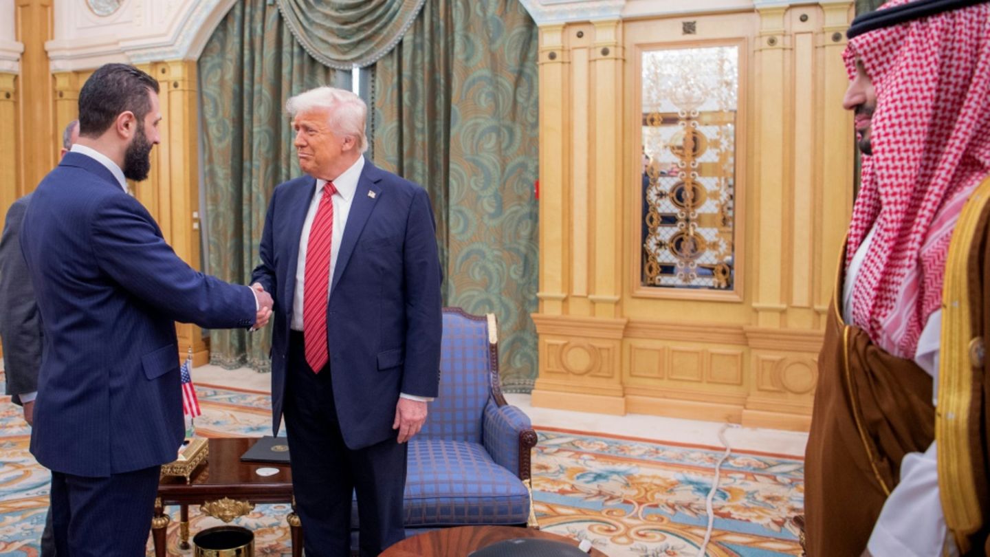 Trump und al-Scharaa (li.) in Riad am 14. Mai