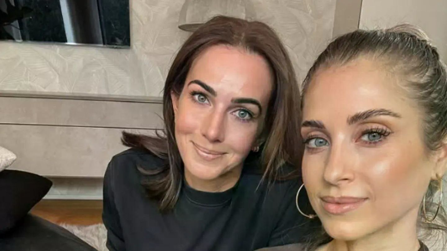 Lisa Müller und Cathy Hummels lächeln ins Kamera