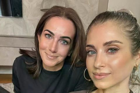 Lisa Müller und Cathy Hummels lächeln ins Kamera