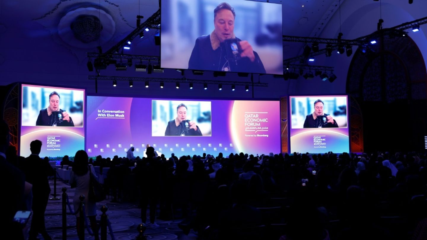 Elon Musk per Video zugeschaltet bei Wirtschaftsforum in Doha