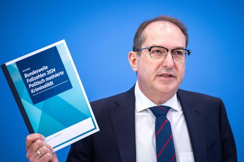 Der neue Innenminister Alexander Dobrindt nannte den Anstieg von politisch motivierter Gewalt "extrem"