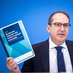 Der neue Innenminister Alexander Dobrindt nannte den Anstieg von politisch motivierter Gewalt "extrem"