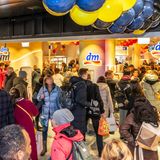 Viele Menschen betreten und verlassen eine DM-Filiale in einem U-Bahnhof in München