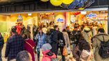 Viele Menschen betreten und verlassen eine DM-Filiale in einem U-Bahnhof in München