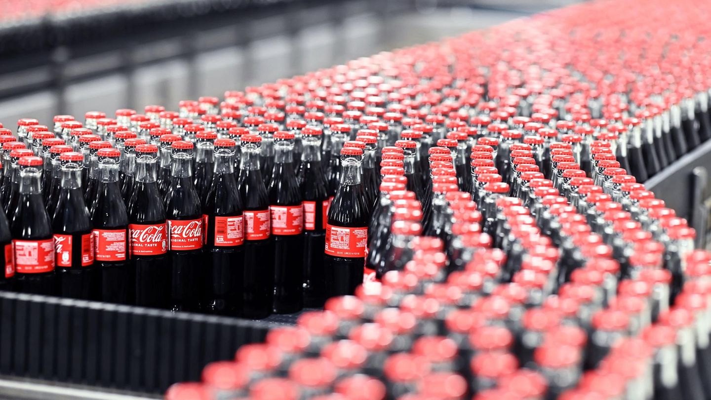 Hunderte 0,33-Liter-Flaschen von Coca-Cola laufen über ein Band