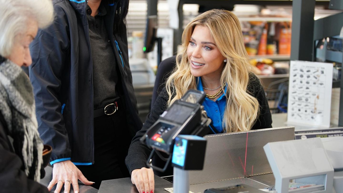 Moderatorin Sylvie Meis kassiert in einer Supermarkt Filiale in Köln zugunsten des Kinderhospiz Balthasar