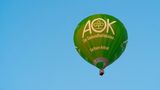 Ein großer bemannter Luftballon der AOK schwebt in die Höhe