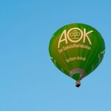 Ein großer bemannter Luftballon der AOK schwebt in die Höhe