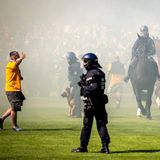Polizisten auf dem Fußballplatz sorgen für Sicherheit während des Platzsturms nach dem gelungenen Aufstieg Dynamo Dresdens