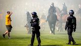 Polizisten auf dem Fußballplatz sorgen für Sicherheit während des Platzsturms nach dem gelungenen Aufstieg Dynamo Dresdens