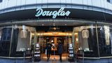 Zwei besucher betreten die Douglas-Filiale am Kurfürstendamm in Berlin