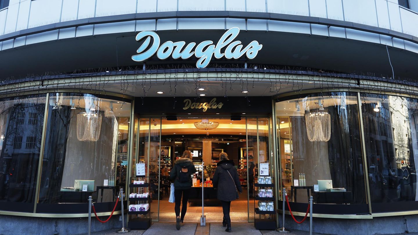 Platz 18: Douglas Zwei besucher betreten die Douglas-Filiale am Kurfürstendamm in Berlin