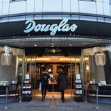 Zwei besucher betreten die Douglas-Filiale am Kurfürstendamm in Berlin