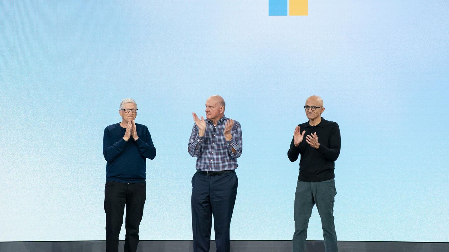 Platz 19: Microsoft Zum 50. Jubiläum stehen Gründer Bill Gates, langjähriger CEO Steve Ballmer und der aktuelle Chef Satya Nadella auf der Bühne