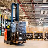 Ein Gabelstapler fährt auf dem Kleinen Grasbrook im neuen Edeka Fruchtkontor Nord durch das Lager