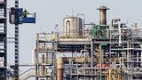 Ludwigshafen: Ein Arbeiter fährt neben Gebäuden auf dem Werksgelände des Chemiekonzerns BASF in einem Aufzug
