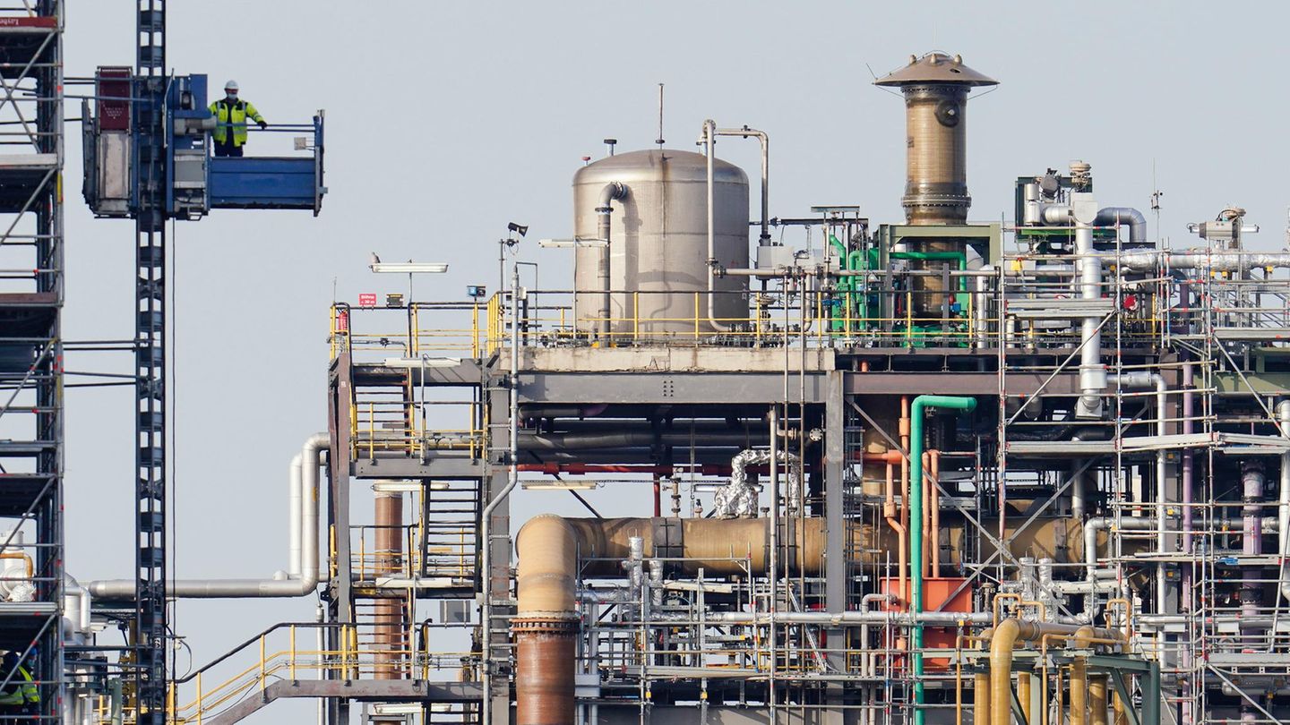 Ludwigshafen: Ein Arbeiter fährt neben Gebäuden auf dem Werksgelände des Chemiekonzerns BASF in einem Aufzug