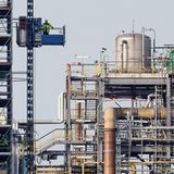 Ludwigshafen: Ein Arbeiter fährt neben Gebäuden auf dem Werksgelände des Chemiekonzerns BASF in einem Aufzug