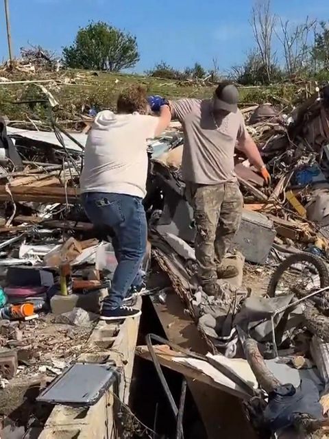 Familie flieht vor Tornado in Schrank – dann ist das Haus weg