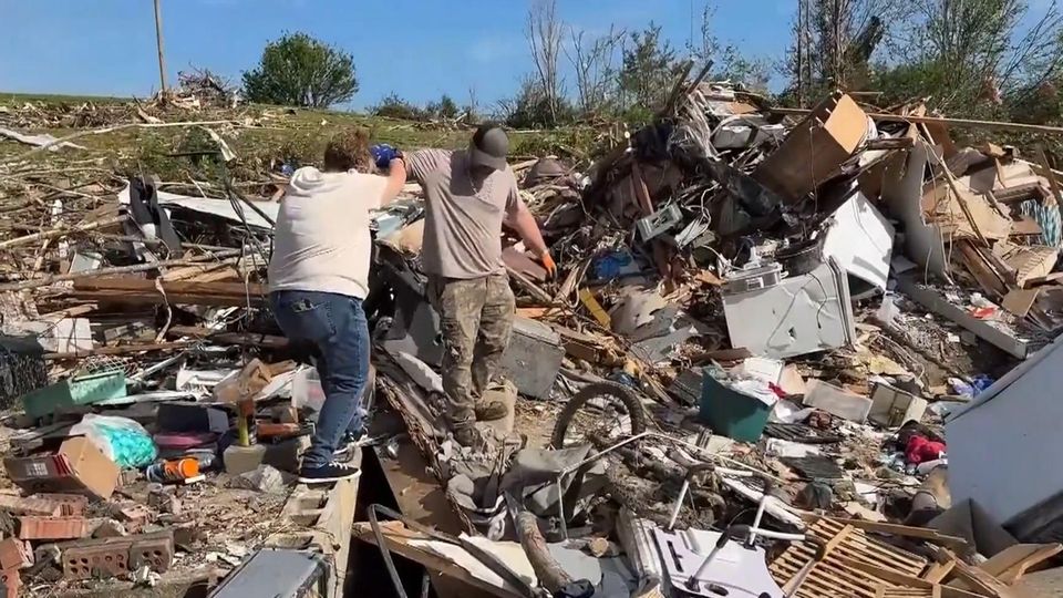 Familie flieht vor Tornado in Schrank – dann ist das Haus weg Familie flieht vor Tornado in Schrank – dann ist das Haus weg
