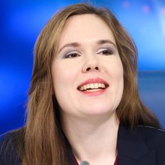 Alina Lipp sitzt in einem TV-Studio in Russland und lächelt
