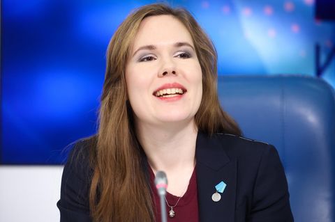 Alina Lipp sitzt in einem TV-Studio in Russland und lächelt