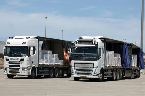 Lastwagen mit Hilfslieferungen am Grenzübergang Kerem Shalom
