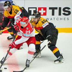 Eine Spielszene bei der Eishockey-WM zeigt je zwei Spieler aus Dänemark und Deutschland