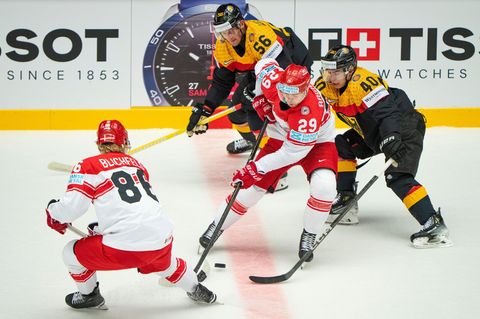 Eine Spielszene bei der Eishockey-WM zeigt je zwei Spieler aus Dänemark und Deutschland