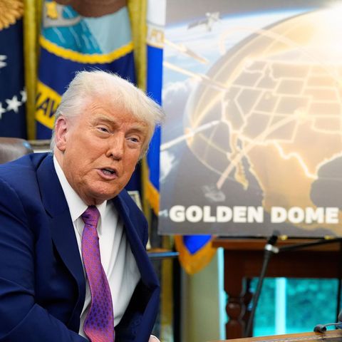 US-Präsident Donald Trump präsentiert seinen "Golden Dome" im Oval Office des Weißen Hauses