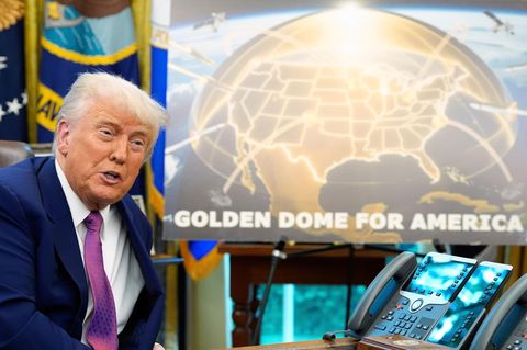 US-Präsident Donald Trump präsentiert seinen "Golden Dome" im Oval Office des Weißen Hauses