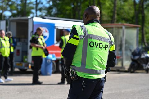 Vermisste Kinder tot gefunden: Der Einsatzleiter der Polizei in den Niederlanden steht vor seiner Mannschaft