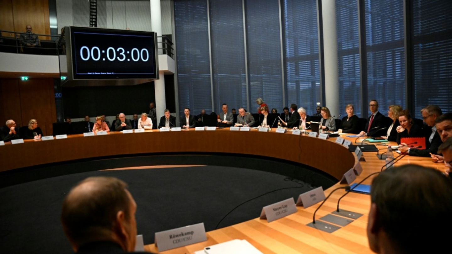 Verteidigungsausschuss im Bundestag (Archiv)