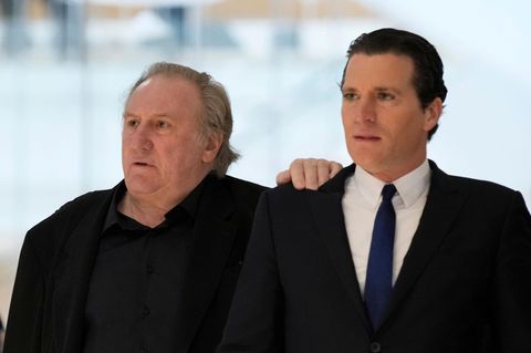 Schauspieler Gérard Depardieu mit seinem Anwalt bei seinem ersten Gerichtsprozess in Paris im März 2025