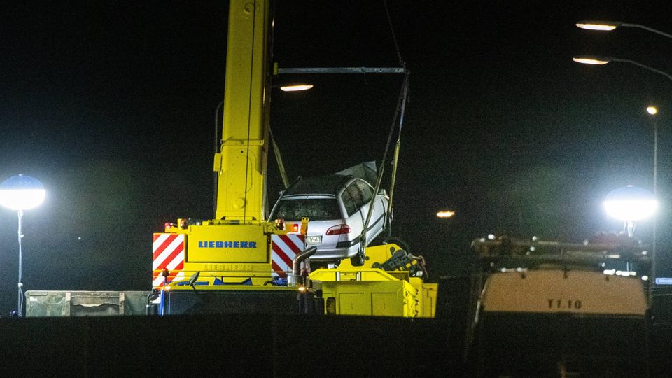 Niederländische Polizei entdeckt mehrere Leichen in Auto: "Spricht vieles dafür" Bei der Suche nach Jeffrey und Emma birgt die niederländische Polizei im Fluss ein Auto mit mehreren Leichen