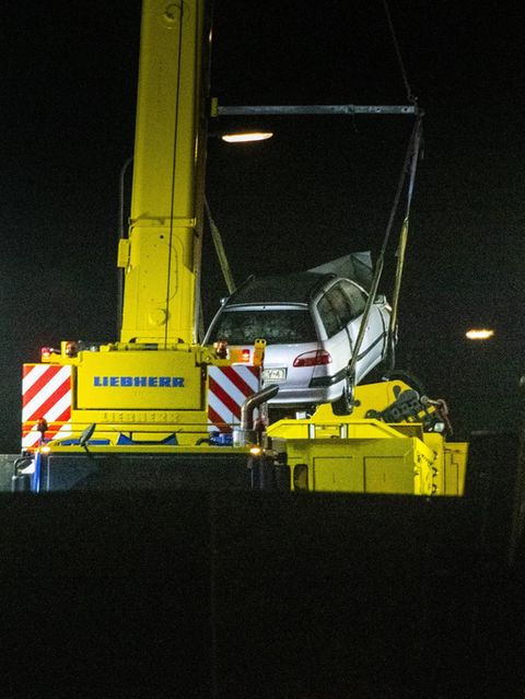 Bei der Suche nach Jeffrey und Emma birgt die niederländische Polizei im Fluss ein Auto mit mehreren Leichen