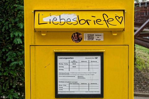 Ein gelber Briefkasten, auf dem das Wort "Liebesbriefe" steht